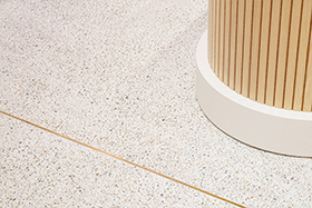 床：県産材「砂利」+樹脂モルタル